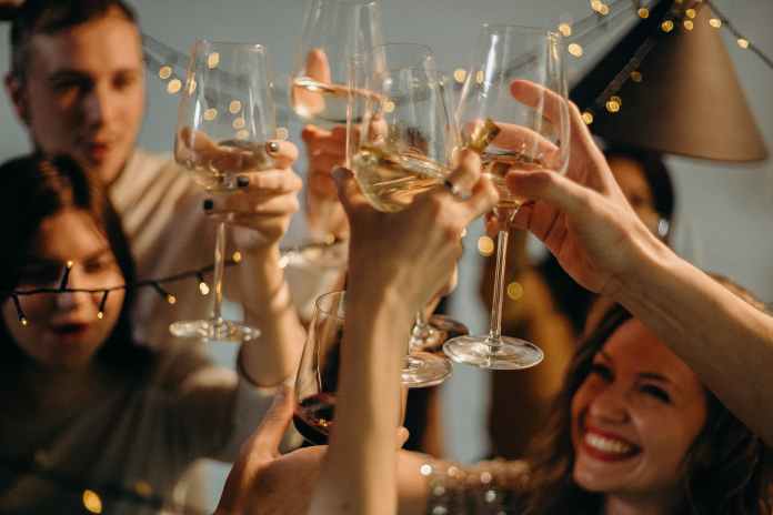 Navidad y Año Nuevo: ley seca no estará vigente y estas son las recomendaciones La PMT recomienda no conducir si consumió bebidas alcohólicas. Foto: Cotton Bro Studio-Pexels/La Hora