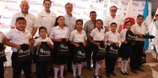 En el año 2024, el Programa beneficiará a 2,500 alumnos de 40 escuelas públicas, con igual número de bolsas con útiles escolares. En la foto Mario López el CEO de Grupo Onyx y, Kuwana Ryosuke, el Embajador de Japón en la entrega de los útiles.