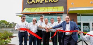 Fernando Pérez, Juan Luis Bosch, Jose Gregorio Baquero, Juan José Gutiérrez, Luis Javier Rodas, Felipe Bosch, Jorge Bosch, dieron por inaugurado el restaurante 100 de Pollo Campero en Estados Unidos. Foto La Hora: Cortesía, CMI