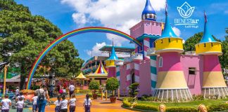 Un castillo rosa que es la entrada al parque Mundo Petapa del Irtra