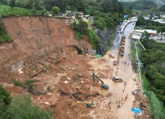 El deslave en la carreta a El Salvador pone en riesgo la actividad económica y logística, debido a la dificultad para transitar. Foto La Hora. Daniel Ramírez