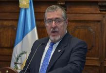 Arévalo critica falta de avances en investigación del MP por denuncias de IVE por ventas al IGSS y La Botica.