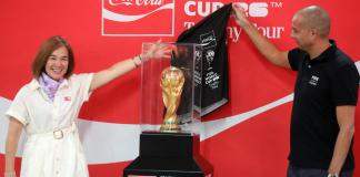 El exfutbolista francés David Trezeguet revela el trofeo de la Copa Mundial de la FIFA 2026 este viernes, en ciudad de Guatemala. Foto: EFE/ Fernando Ruiz