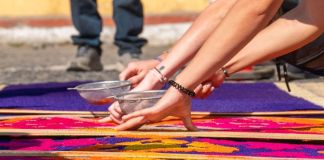 Archivo de realización de una alfombra de aserrín en Antigua Guatemala. Foto La Hora: Minex