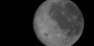 Fotografía tomada de la cuenta oficial en X de la NASA @NASA donde se observa la cara visible de la luna al costado derecho y la cara oculta del lado izquierdo. EFE/ Nasa /