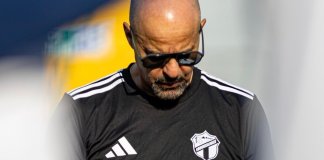 El "Fantasma" Figueroa realizó un confuso gesto hacia la afición de Municipal mientras salía del Trébol tras perder el Clásico 337 con Comunicaciones.