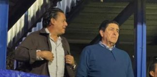 El técnico de la Selección de Guatemala reapareció y estuve presente en el estadio El Trébol para presenciar el Clásico 337 entre Rojos y Cremas. Foto La Hora: El Deportito