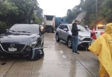 La colisión de un trailer con otros tres vehículos complicó el paso vehícular en Carretera a El Salvador con dirección a la capital. Foto La Hora: PMT Santa Catarina Pinula