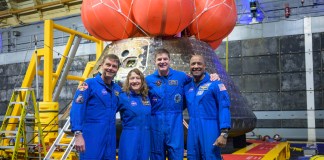 Astronautas ponen fin a su misión y protagonizan emotivos reencuentros en casa.