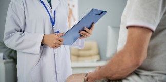 En un chequeo médico se revisa el bienestar general de una persona. Foto: Freepik.